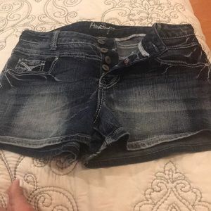 Super cute short jeans.